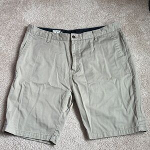 Volcom Monty Short Men’s Tan Chino Classic Flat Front Shorts. Size 38